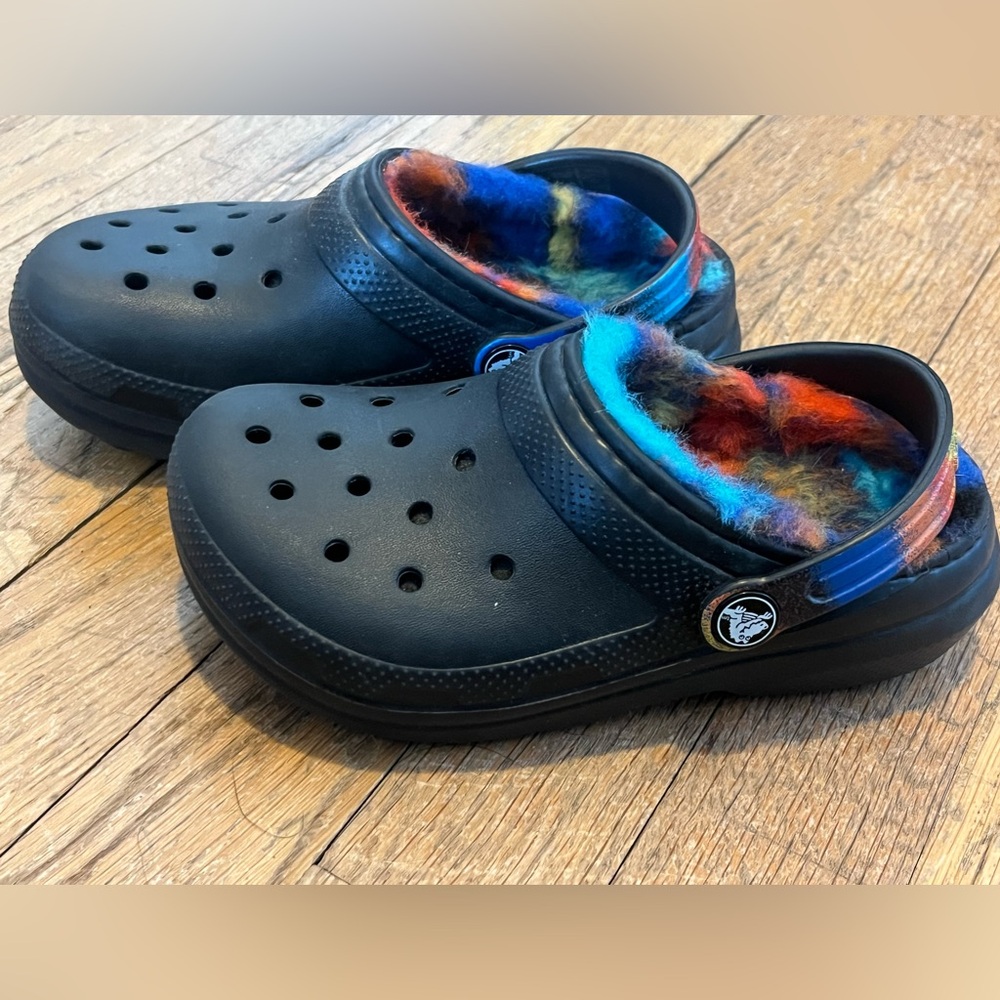 Crocs EUC Lined Little Kids size c12 Boys Girls Black with colorful fuzzy lining - Picture 3 of 6